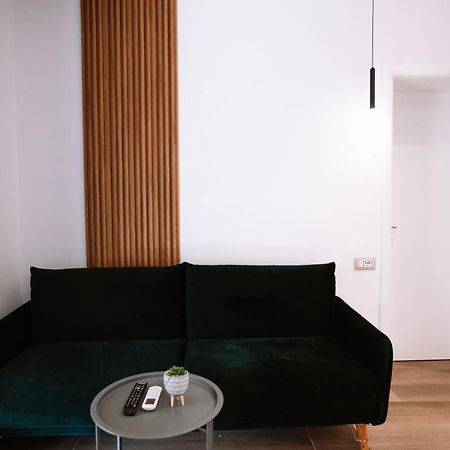 Barrikada Str Modern Apartments - The Nest ティラナ エクステリア 写真