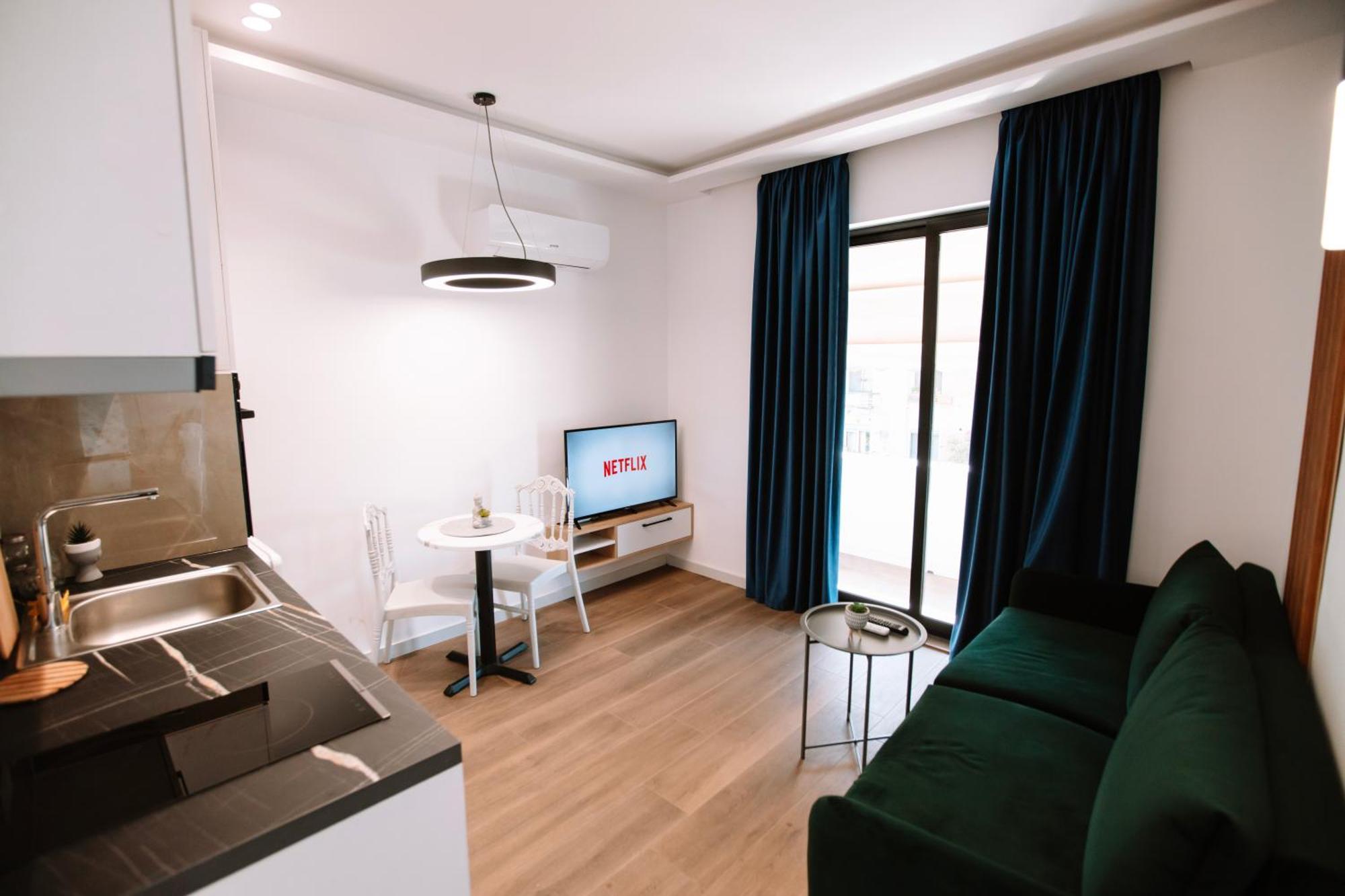 Barrikada Str Modern Apartments - The Nest ティラナ エクステリア 写真